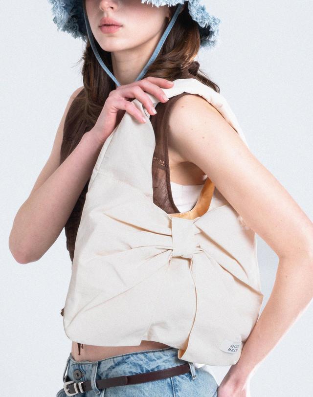 무이헤드 루메르 리본 숄더백_2color 착용컷