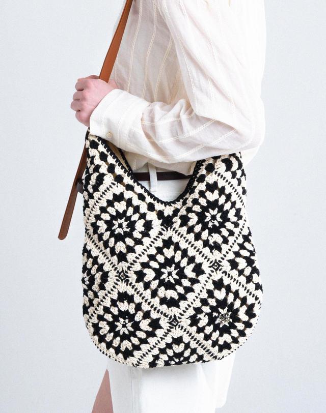무이헤드 아베넬 우븐 크로쉐 숄더백_4color 착용컷