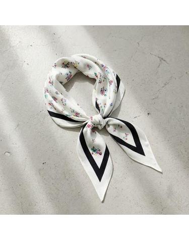토리버치 26 SILK TRIANGLE SCARF 177174100 실크 트라이앵글 스카프