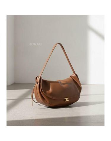 셀린느 26 HALFMOON SOFT TRIOMPHE M BAG 124142T88 GFY5 하프문 소프트 트리옹프 미디엄 백