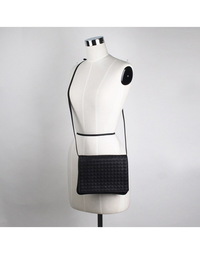 보테가 베네타 [명품]BOTTEGA VENETA 인트레치아토 크로스백 570183 V0016 8175 570183 V0016 8175 BLACK 착용컷