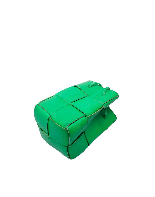 보테가 베네타 [중고명품] [중고] 그린 카세트 미니 버킷백 PC1212 BA00 106 BLACK 착용컷