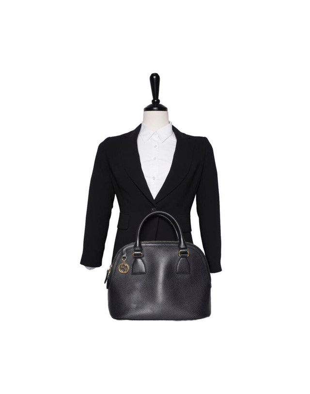 구찌 [중고] 블랙 인터로킹 G 돔 미듐 토트백 sku 35 95 BLACK 착용컷