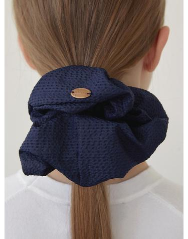 new logo pendant big seersucker scrunchie (H039_navy)