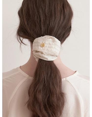 stripe tone logo pendant scrunchie (H023_ivorywhite)