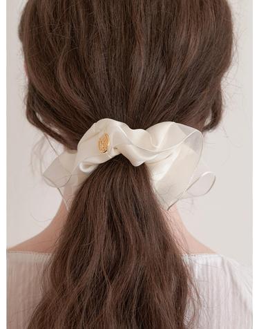 mesh satin logo pendant scrunchie (H018_white)
