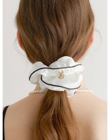 line satin logo pendant scrunchie (H010_white)
