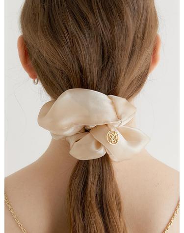 silk sheer logo pendant scrunchie (H009_beige)