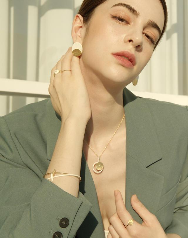 오젤 20k 골드 도금 스틱 패션 팔찌 심플 바 십자 브레이슬릿 PB015B 착용컷