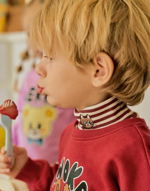 로토토베베 페스티벌페이크폴라 버건디스트라이프 레드 착용컷