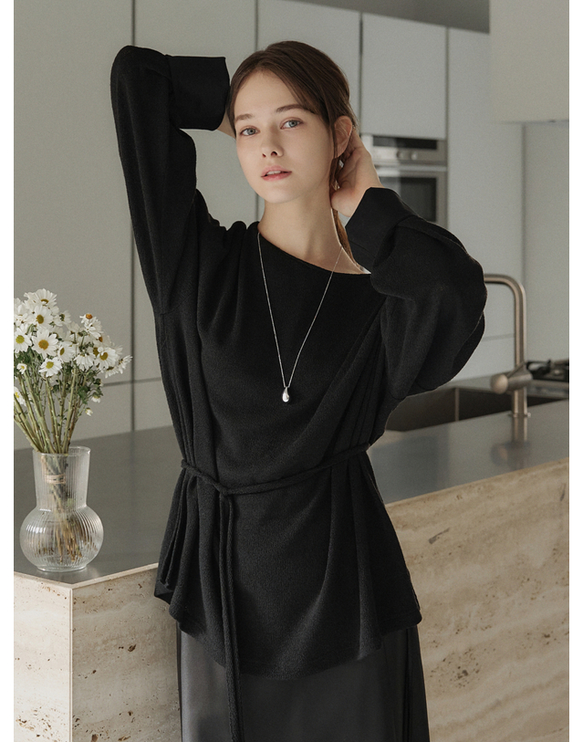 앳코너 린넨 보트넥 루즈핏 티셔츠 블랙 AT6TSA020BK 착용컷