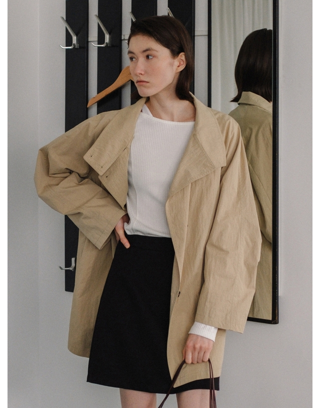 앳코너 하이 넥 하프 트렌치 코트 베이지 AT6JAA006BI 착용컷