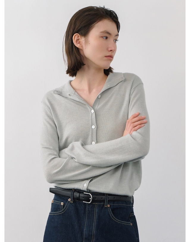 앳코너 모크 넥 소프트 버튼 가디건 라이트 그레이 AT6CDA010LE 착용컷