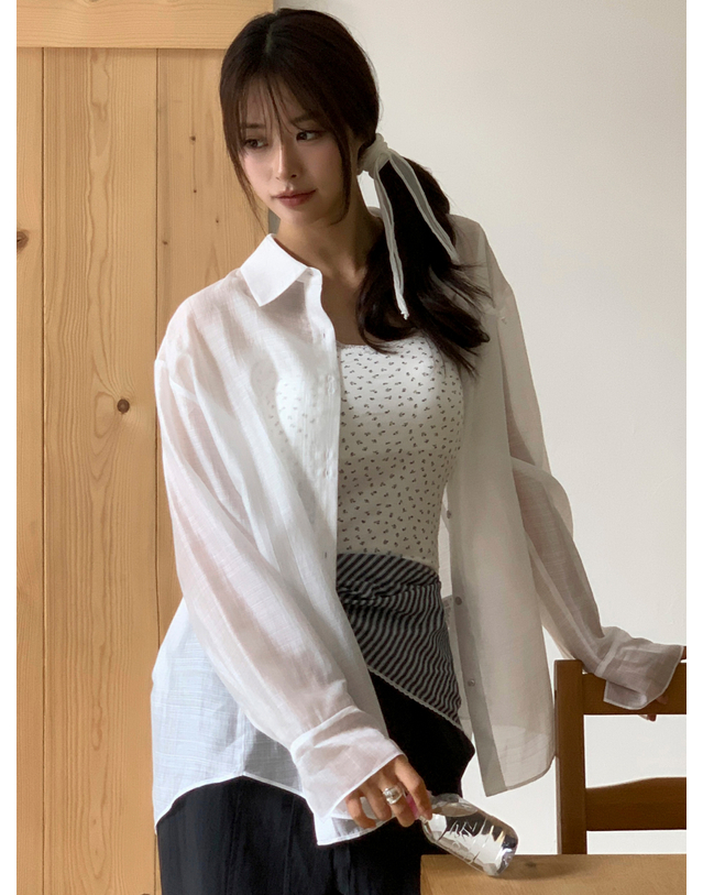 앳코너 소프트 그리드 버튼 포인트 시어 셔츠 화이트 AT6SHB016WT 착용컷