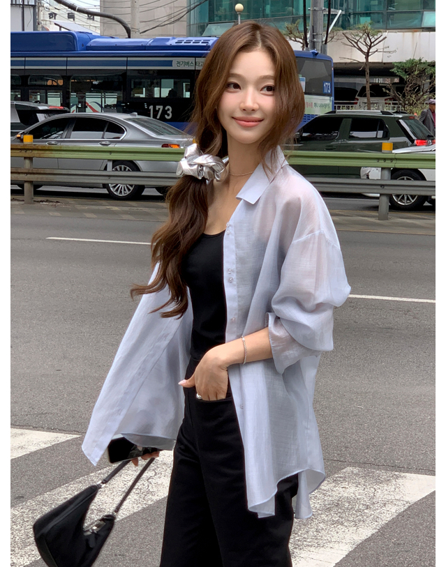 앳코너 소프트 그리드 버튼 포인트 시어 셔츠 스카이 블루 AT6SHB016SL 착용컷