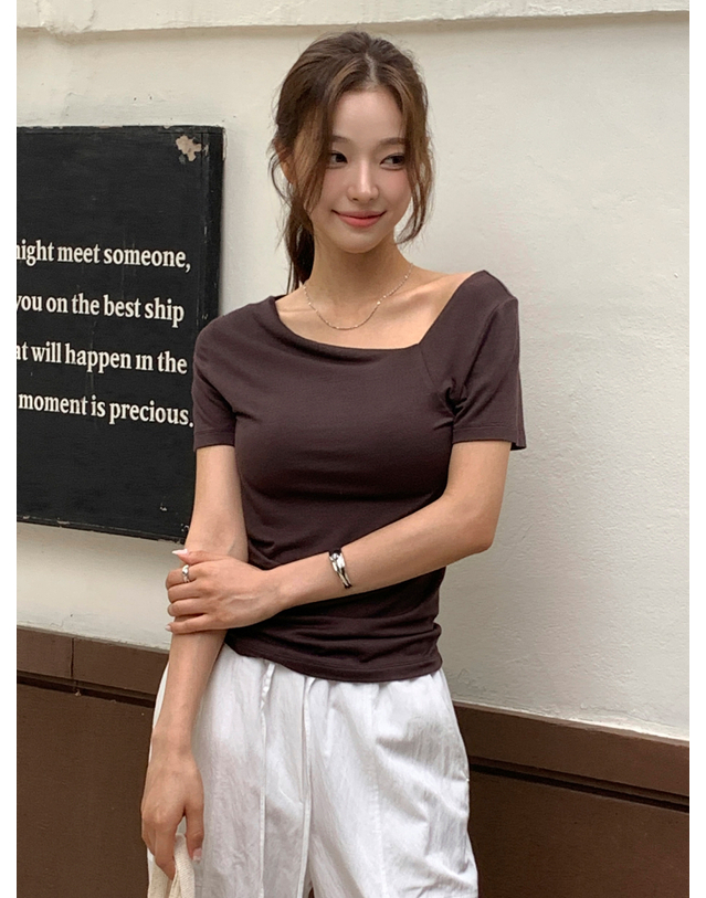앳코너 하프 슬리브 에시메트릭 넥 티셔츠 브라운 AT6TSB020BW 착용컷
