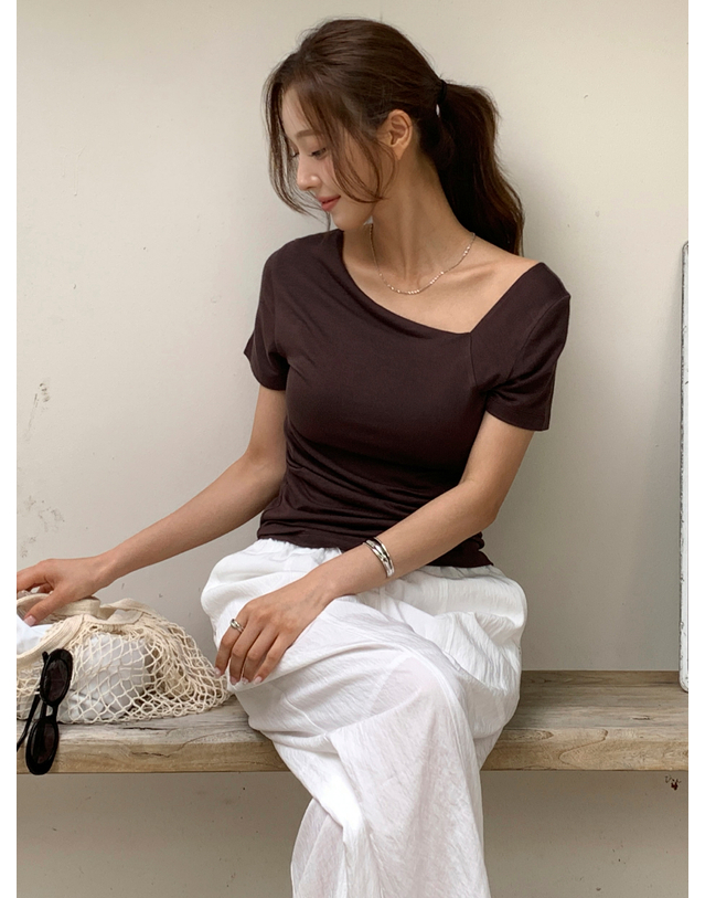 앳코너 하프 슬리브 에시메트릭 넥 티셔츠 브라운 AT6TSB020BW 착용컷
