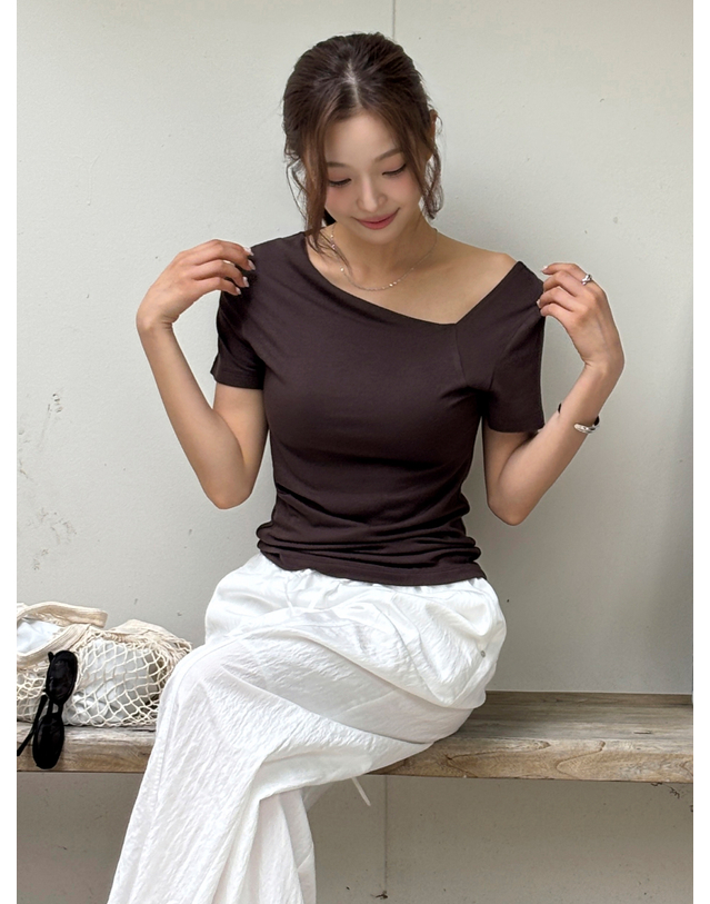 앳코너 하프 슬리브 에시메트릭 넥 티셔츠 브라운 AT6TSB020BW 착용컷