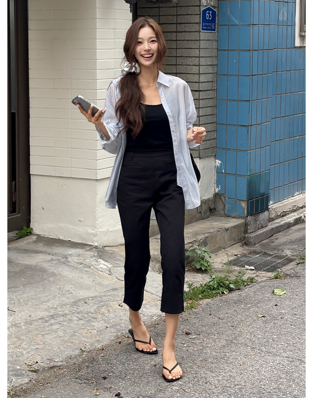 앳코너 사이드 슬릿 카프리 팬츠 블랙 AT6PAB037BK 착용컷