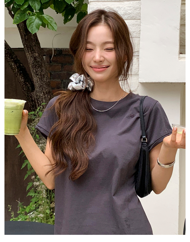 앳코너 트위스트 롤업 하프 슬리브 티셔츠 차콜 AT6TSB035CC 착용컷