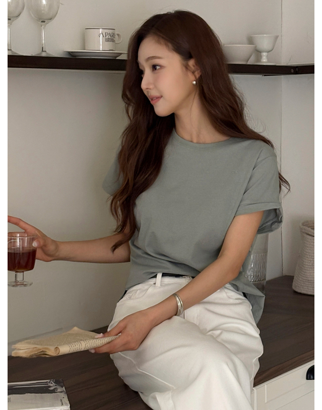 앳코너 트위스트 롤업 하프 슬리브 티셔츠 그레이 AT6TSB035GE 착용컷