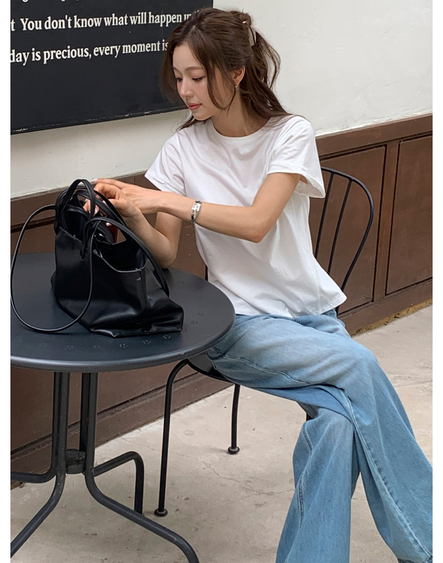앳코너 트위스트 롤업 하프 슬리브 티셔츠 화이트 AT6TSB035WT 착용컷