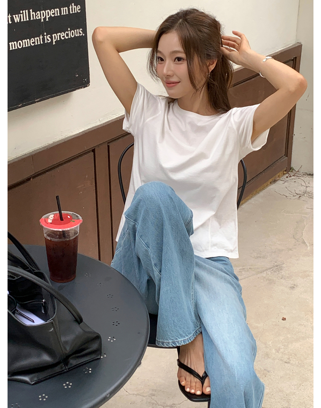 앳코너 트위스트 롤업 하프 슬리브 티셔츠 화이트 AT6TSB035WT 착용컷