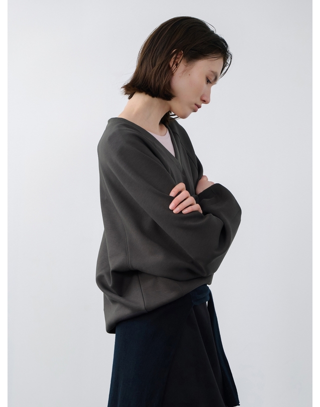 앳코너 브이넥 오버핏 스웻셔츠 차콜 AT6TSC016CC 착용컷