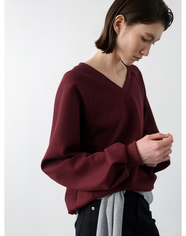 앳코너 브이넥 오버핏 스웻셔츠 레드 AT6TSC016RD 착용컷