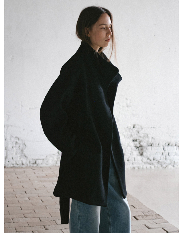 앳코너 알파카 블렌디드 하이넥 하프 코트 블랙 AT6COD014BK 착용컷