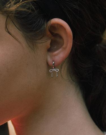 [925 silver] Ribbon twist one touch earrings (White) BH6E39653W9XXX