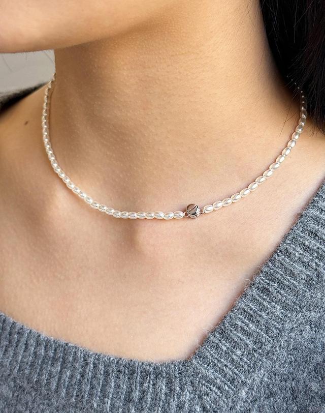 바이이에르 Macaroon rice pearl necklace 4mm (White) BH7N4A724WB400 착용컷
