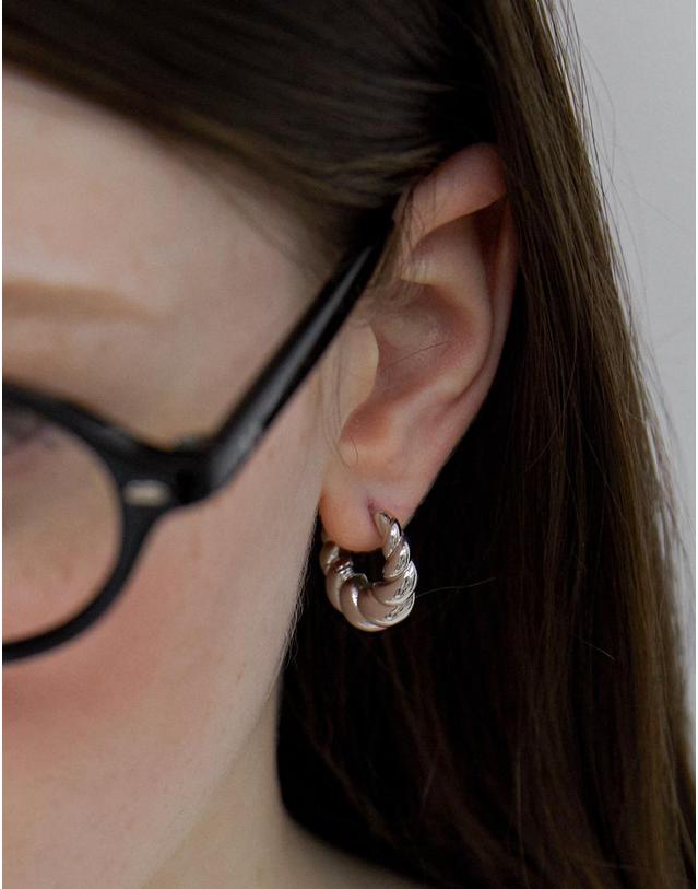 바이이에르 Shell bell one touch earrings M (White) BH7E56741WBXXX 착용컷