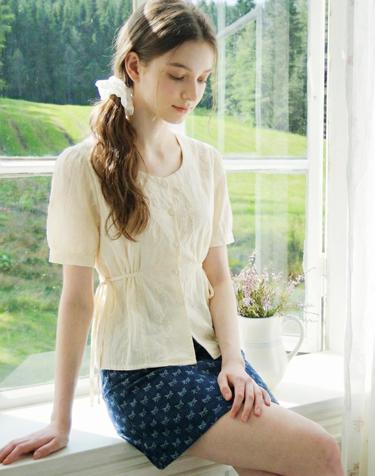 리본 포인트 펀칭 코튼 블라우스_B6M1BL5831