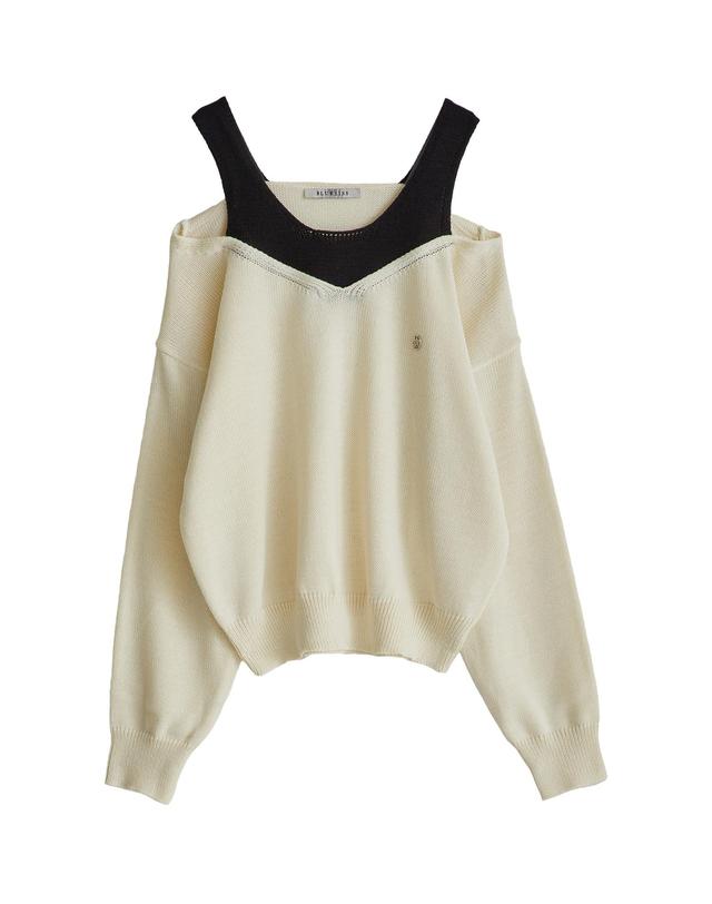 포커스 펜던트 배색 오프숄더 니트_B6S1KT2130 착용컷