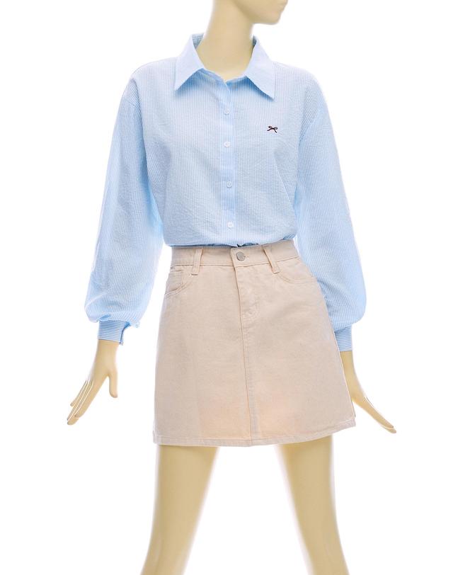 포커스 리본자수 카라 줄지 크롭 블라우스_B6S1BL5501 착용컷