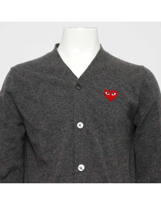 꼼데가르송 [중고명품] [중고명품] COMME DES GARCONS(꼼데가르송) AZ-N008 그레이 울 레드 하트 와펜 남성 가디건aa67159 착용컷