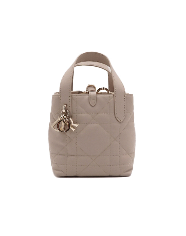 디올 [중고명품] [중고명품] Dior(디올) S6100OSNW 26시즌 파우더 베이지 매크로 까나쥬 Toujours 뚜주흐 나노 토트백 겸 숄더백aa66151 착용컷