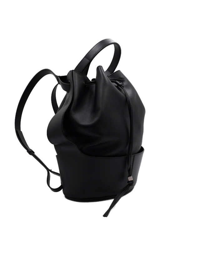 로에베 [중고명품] [중고명품] 로에베 블랙 레더 버킷 벌룬 Balloon Backpack 백팩 겸 토트백 숄더백aa64124 착용컷