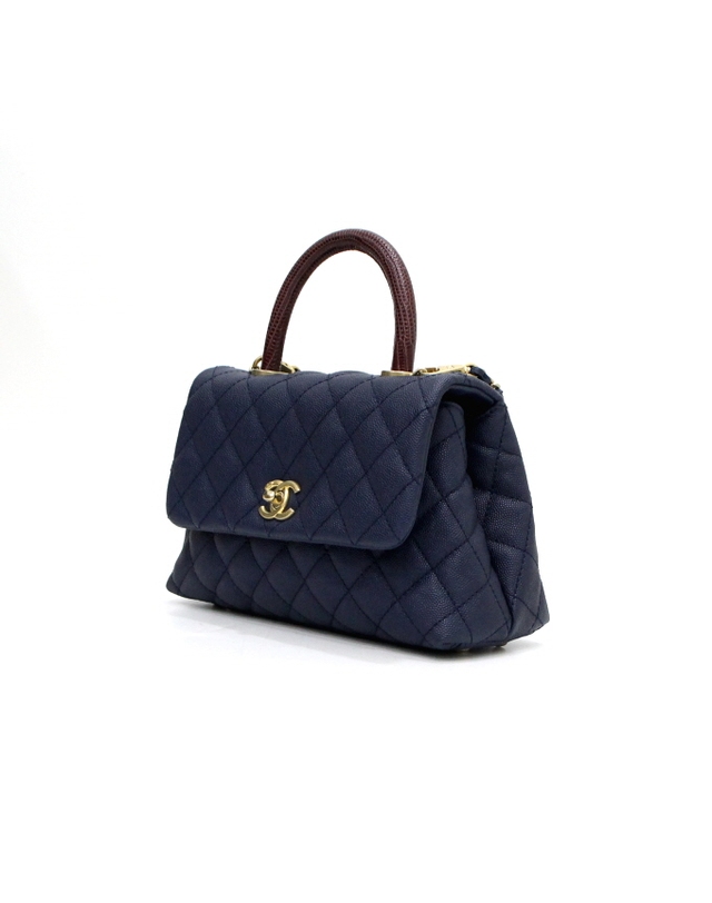 샤넬 [중고명품] [중고명품] Chanel(샤넬) A92990 네이비 캐비어 코코핸들23 스몰 플랩 리자드 탑핸들 토트백 겸 금장체인 숄더백aa59407 착용컷