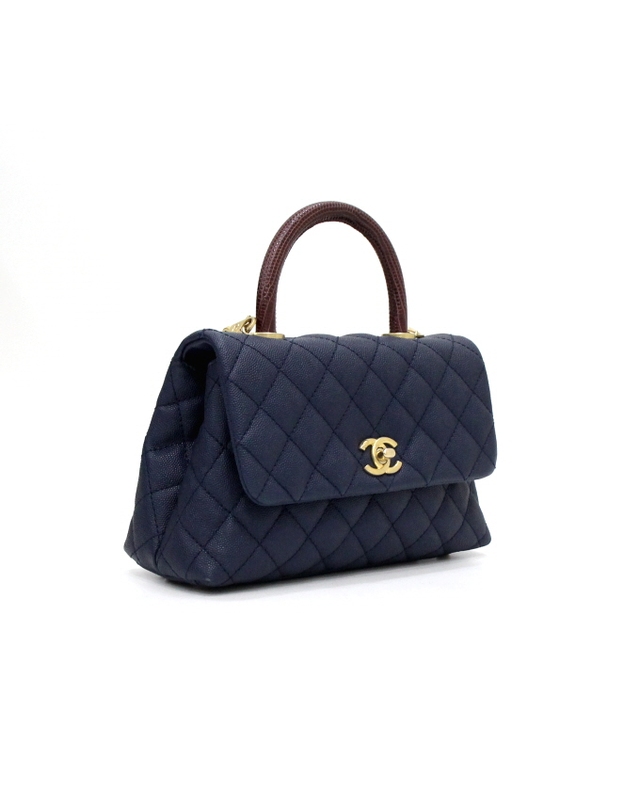 샤넬 [중고명품] [중고명품] Chanel(샤넬) A92990 네이비 캐비어 코코핸들23 스몰 플랩 리자드 탑핸들 토트백 겸 금장체인 숄더백aa59407 착용컷