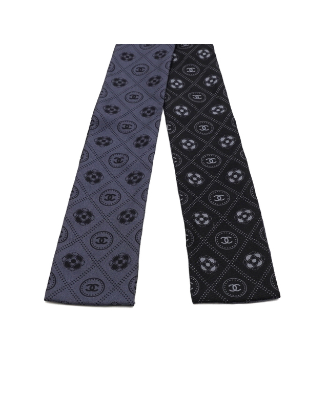 샤넬 [중고명품] [중고명품] Chanel(샤넬) AA7667 네이비 블랙 CC 도트 패턴 방도 스카프aa65270 착용컷