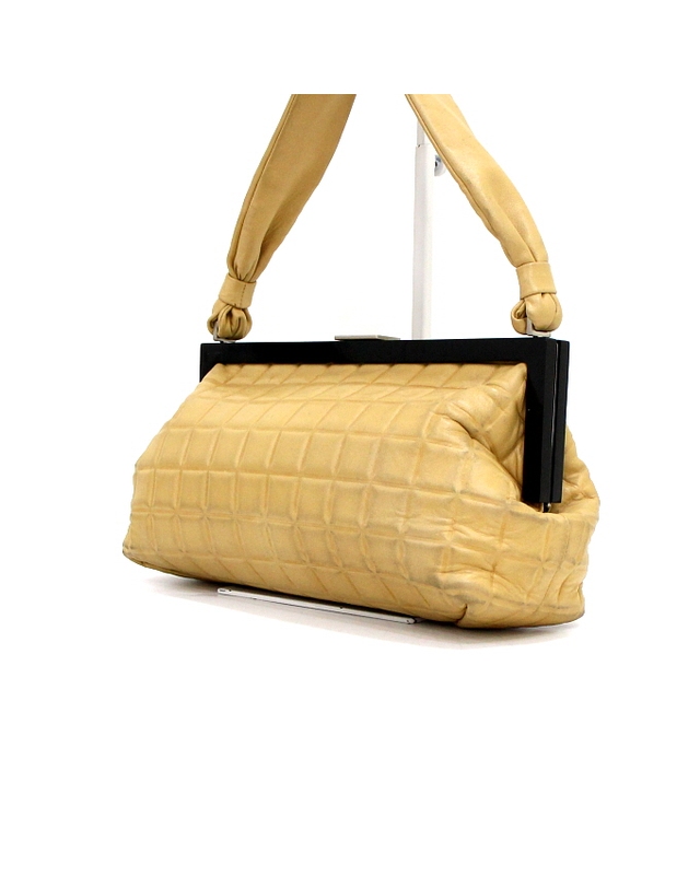샤넬 [중고명품] [중고명품] Chanel(샤넬) 빈티지(클래식) 베이지 램스킨 레더 초코바 버터옐로 푸쉬 락 여성 토트백aa66698 착용컷