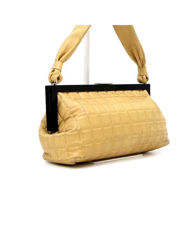 샤넬 [중고명품] [중고명품] Chanel(샤넬) 빈티지(클래식) 베이지 램스킨 레더 초코바 버터옐로 푸쉬 락 여성 토트백aa66698 착용컷