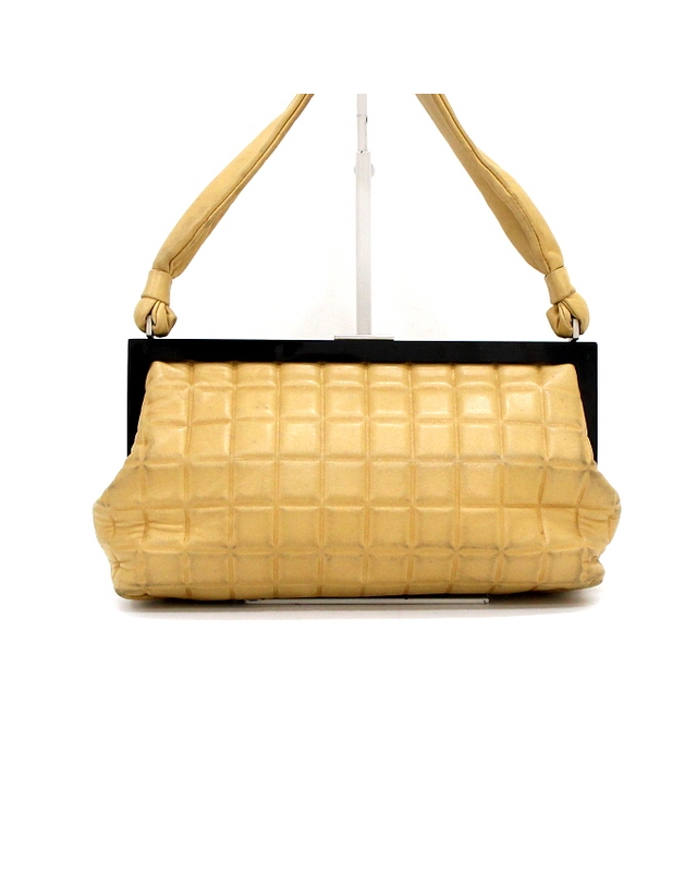 샤넬 [중고명품] [중고명품] Chanel(샤넬) 빈티지(클래식) 베이지 램스킨 레더 초코바 버터옐로 푸쉬 락 여성 토트백aa66698 착용컷