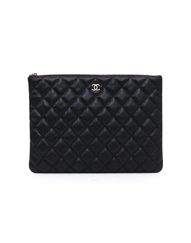 샤넬 [중고명품] [중고명품] Chanel(샤넬) A82545 블랙 캐비어 은장CC 클래식 뉴미듐 클러치백aa68286 착용컷