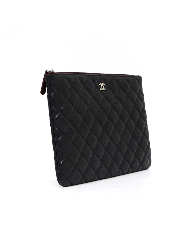 샤넬 [중고명품] [중고명품] Chanel(샤넬) A82545 블랙 캐비어 은장CC 클래식 뉴미듐 클러치백aa68286 착용컷