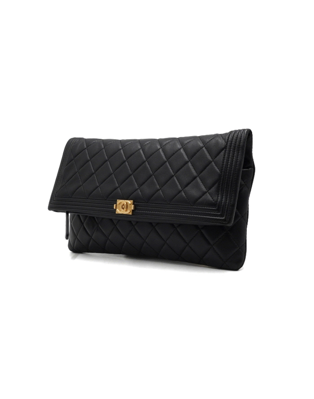 샤넬 [중고명품] [중고명품] Chanel(샤넬) A80572 블랙 램스킨 금장 보이샤넬 폴딩 클러치백aa68576 착용컷