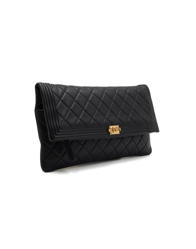 샤넬 [중고명품] [중고명품] Chanel(샤넬) A80572 블랙 램스킨 금장 보이샤넬 폴딩 클러치백aa68576 착용컷
