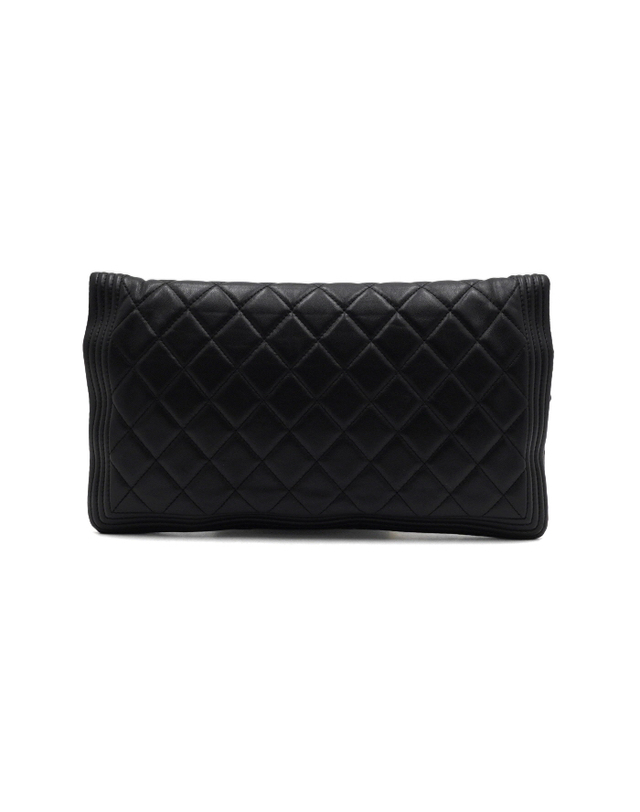 샤넬 [중고명품] [중고명품] Chanel(샤넬) A80572 블랙 램스킨 금장 보이샤넬 폴딩 클러치백aa68576 착용컷